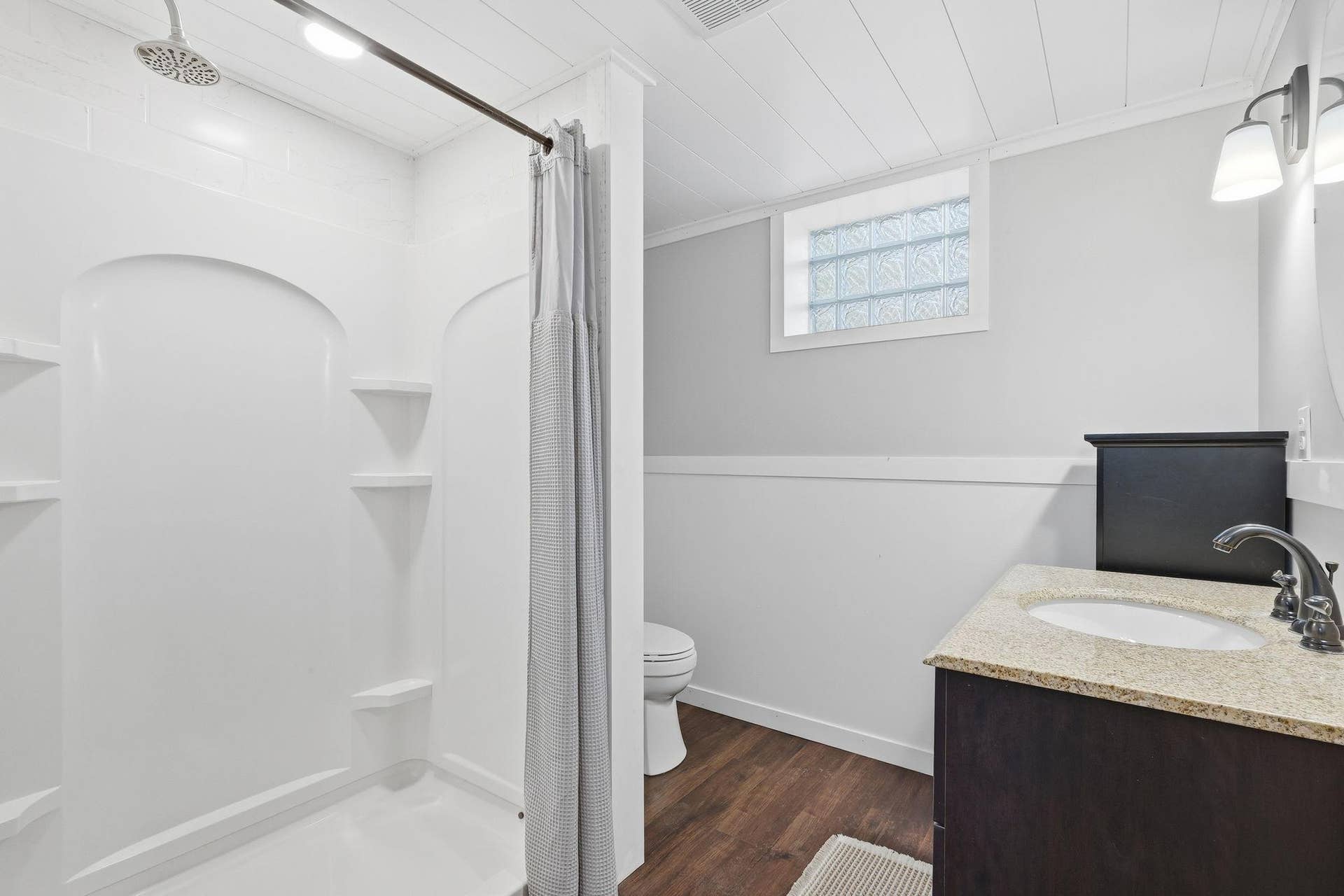 611 Central Avenue, Buffalo, MN 55313 Nice LL 3/4 bath w/lots of light.