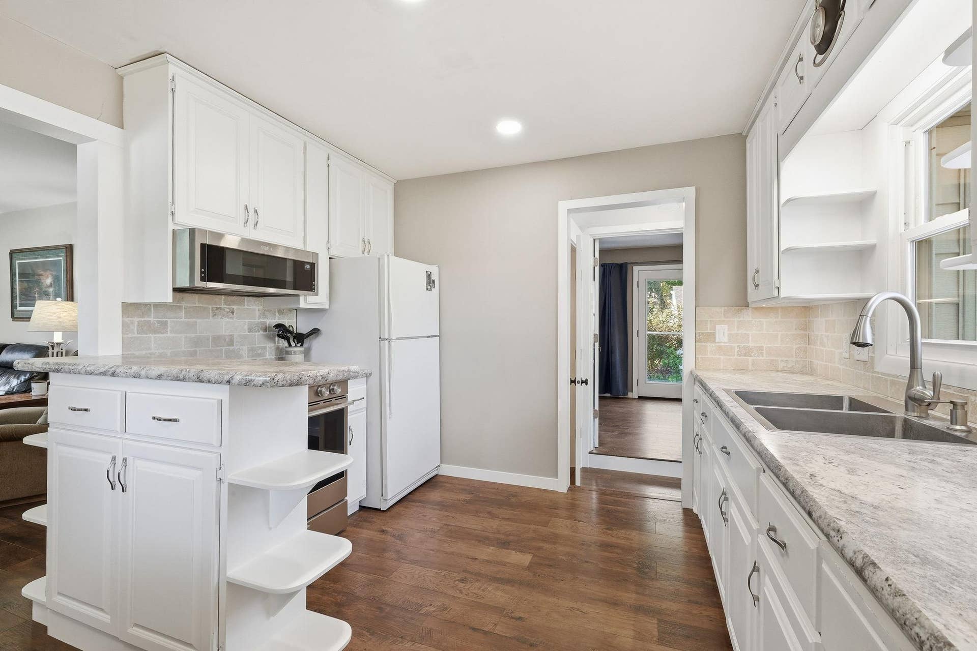 611 Central Avenue, Buffalo, MN 55313 Plenty of countertop space and beautiful easy care vinyl flooring.