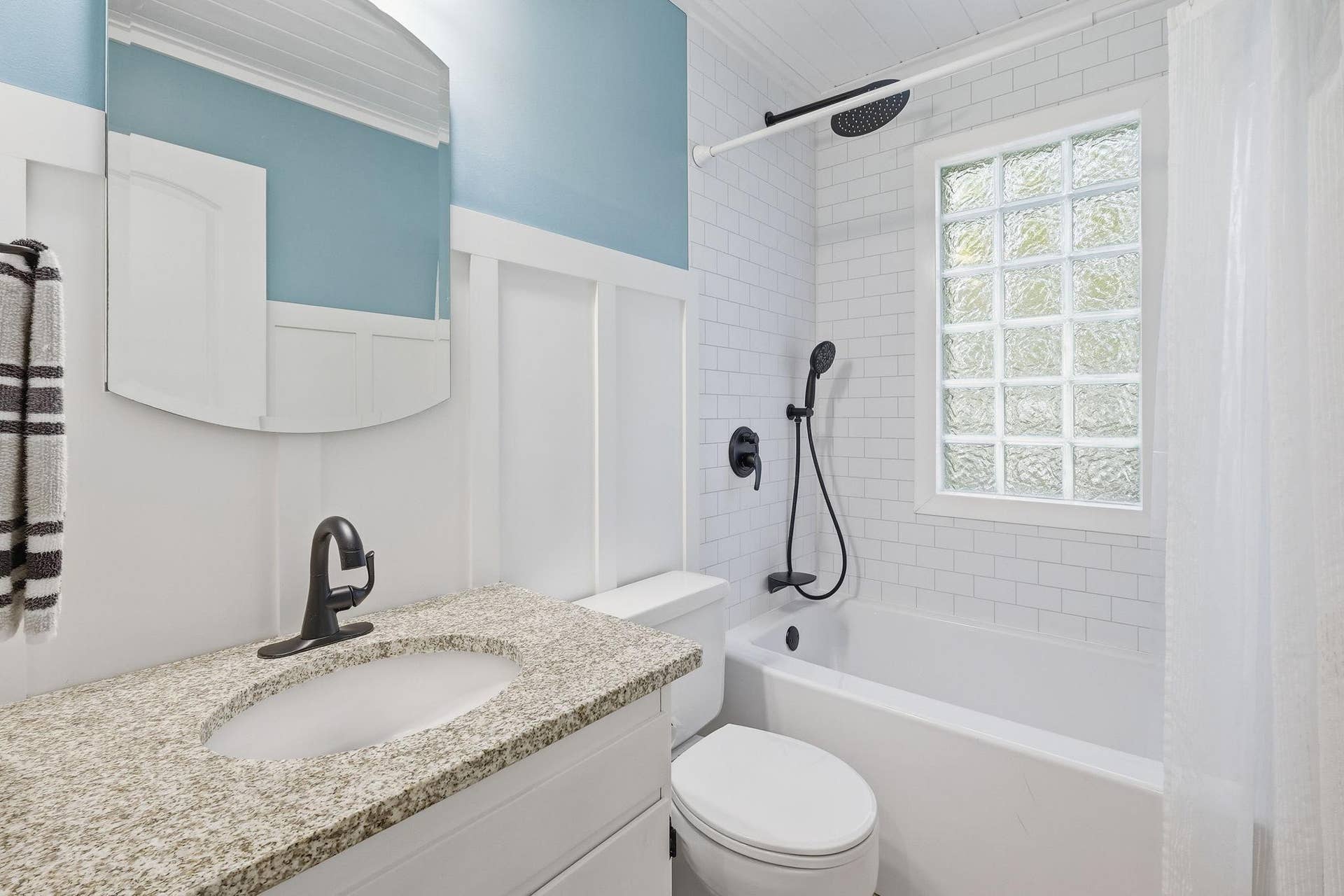 611 Central Avenue, Buffalo, MN 55313 Beautifully updated full bath w/hand held shower