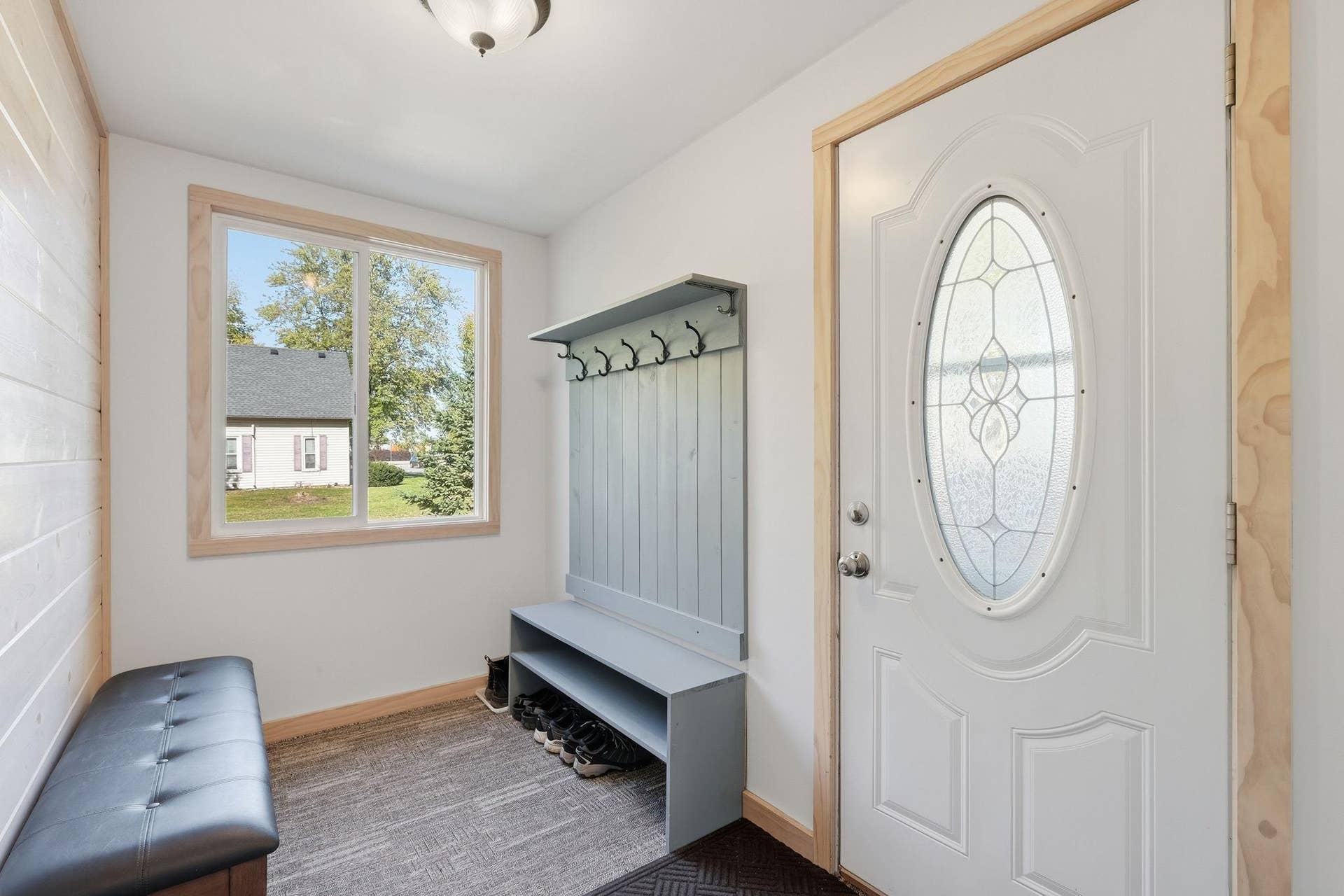 611 Central Avenue, Buffalo, MN 55313 Nice Entry side porch/mudroom shows off a beautiful door.