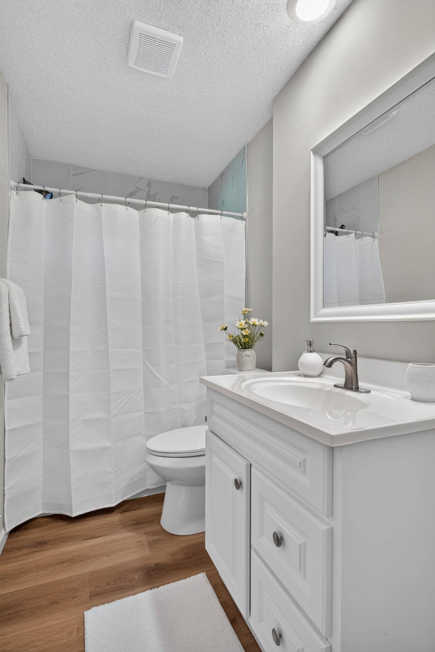 10605 Union Terrace Way N, Plymouth, MN 55441 Full bathroom