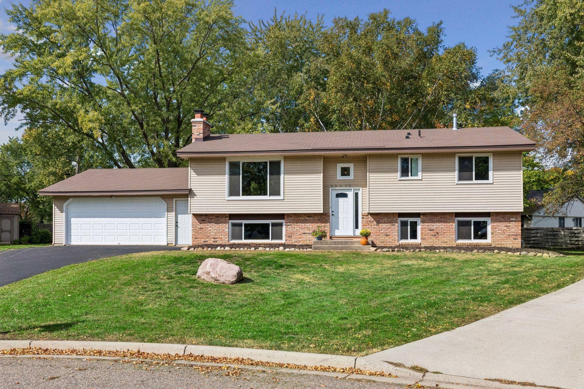 20375 Hughes Avenue W, Lakeville, MN 55044 Photo-003 (13).jpg