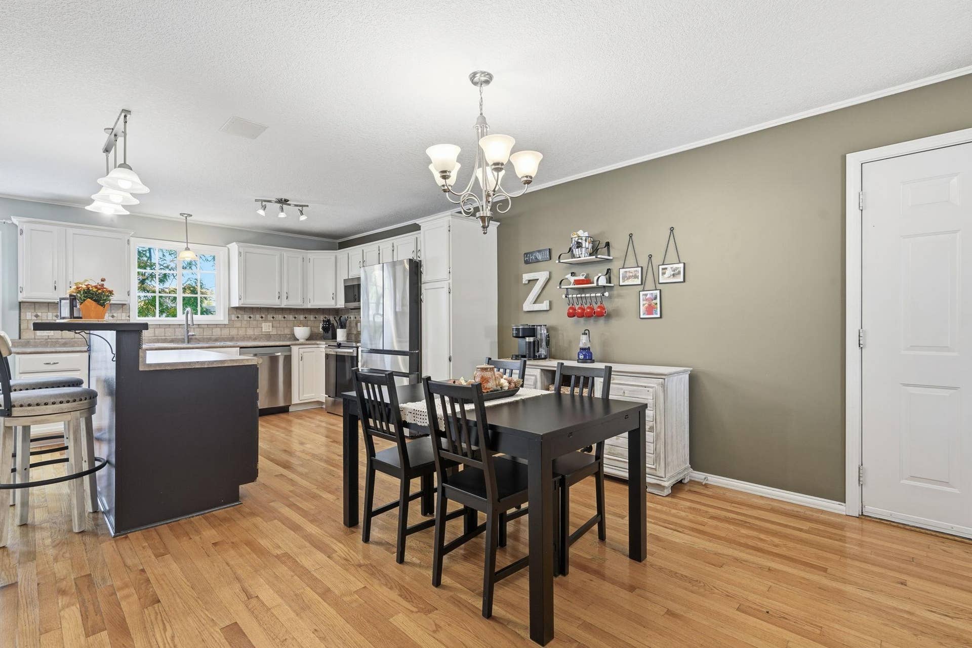 9-web-or-mls-9-6236 Orleans Ln N.jpg