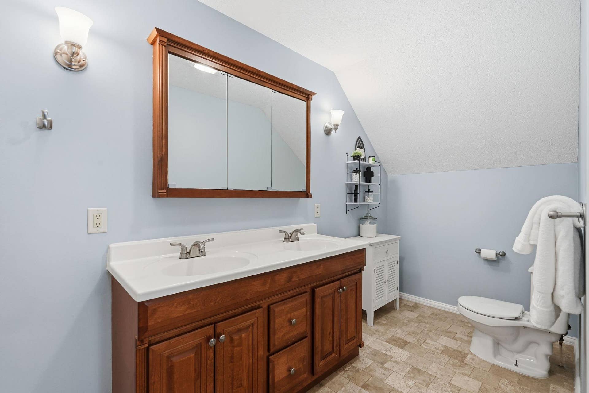 22-web-or-mls-22-6236 Orleans Ln N.jpg