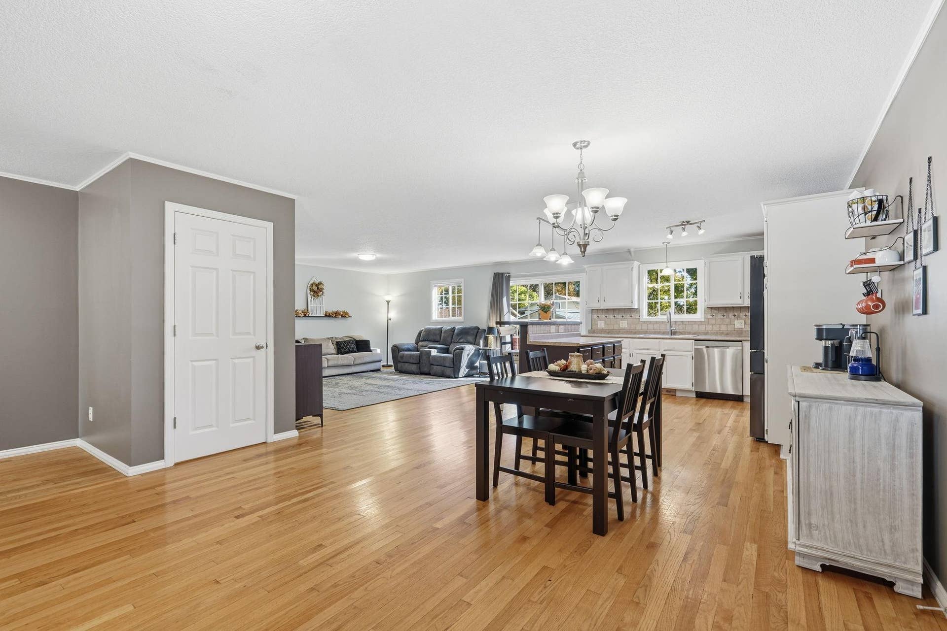 8-web-or-mls-8-6236 Orleans Ln N.jpg