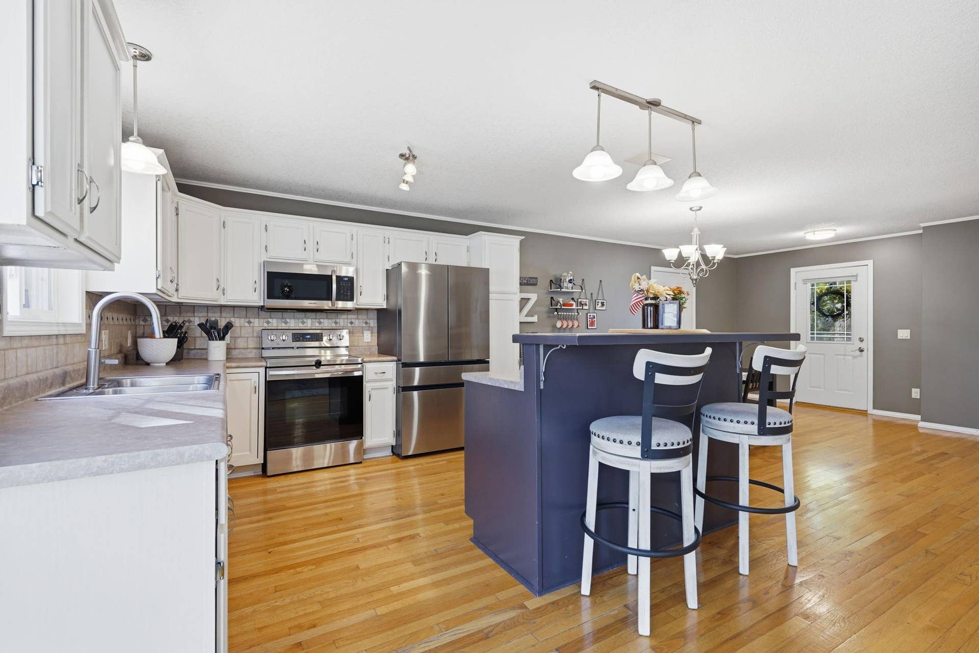 12-web-or-mls-12-6236 Orleans Ln N.jpg