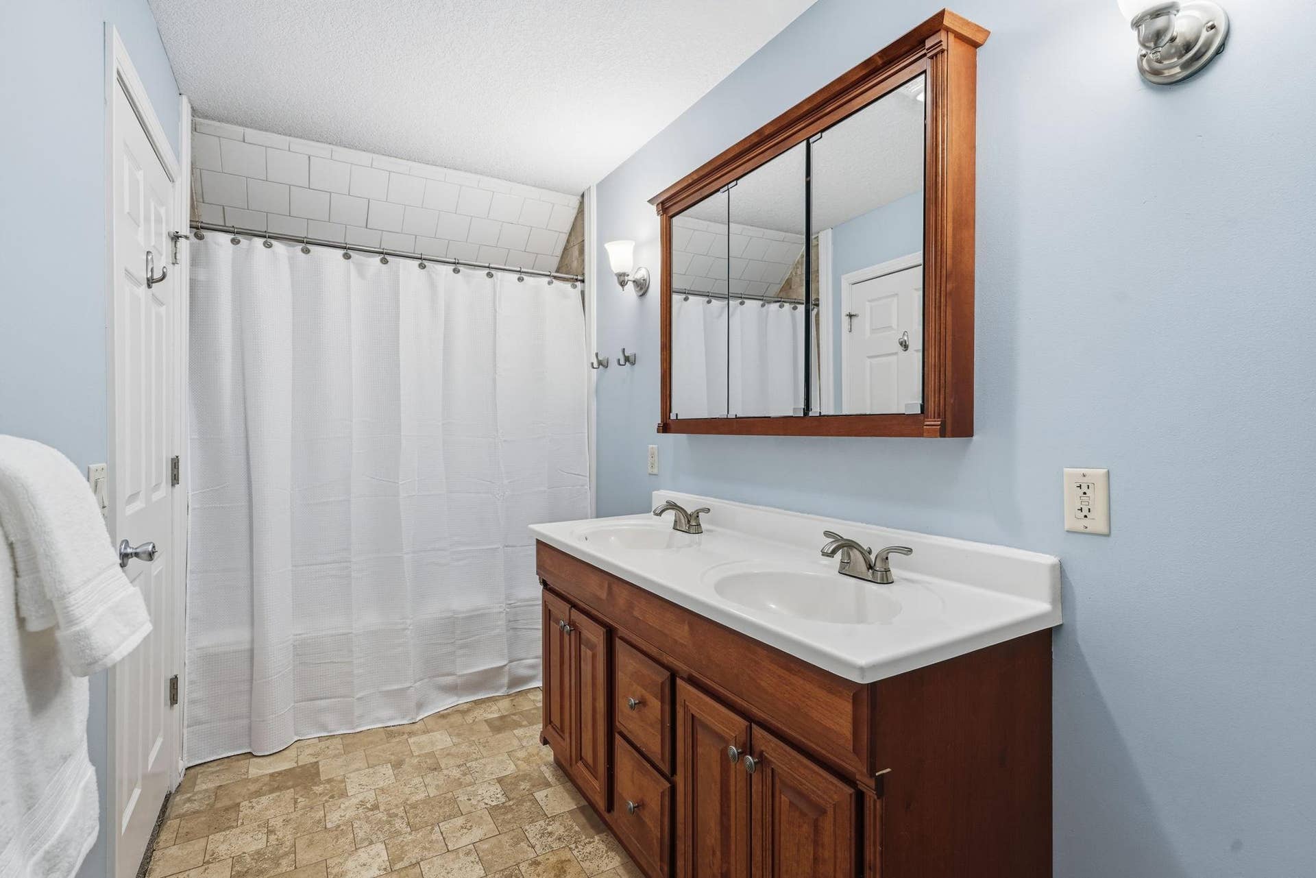 23-web-or-mls-23-6236 Orleans Ln N.jpg