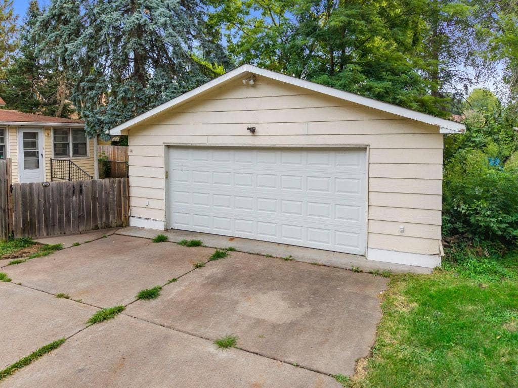 2174 8th Street, White Bear Lake, MN 55110 Spacious 22' x 24' (approx) garage