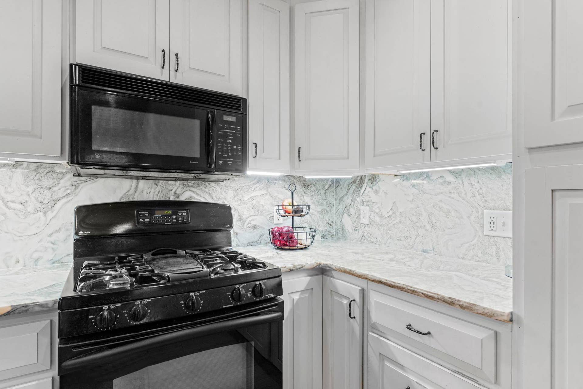 449 Roosevelt Drive, Dresser, WI 54009 Marble counters and backsplash