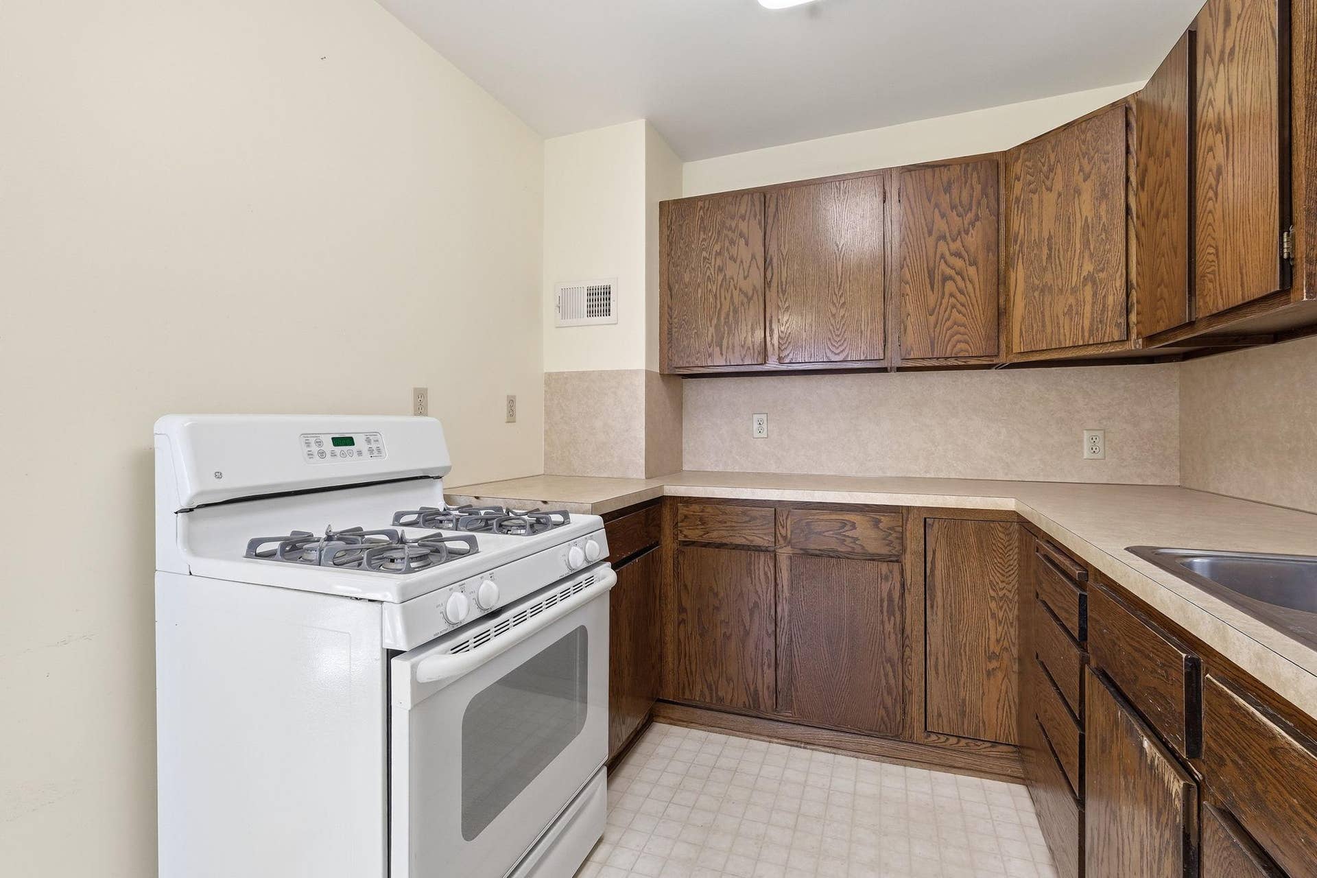 9917 Pleasant Avenue S, Bloomington, MN 55420 Bright Kitchen