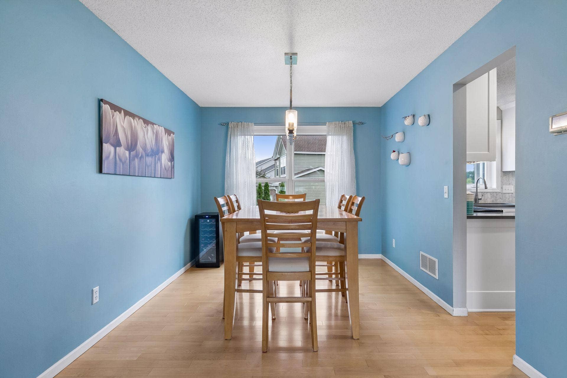 957 Lake Ridge Bay, Woodbury, MN 55129 Host everything from holiday dinners to casual gatherings in the formal dining space, complete with two bright windows, stylish chandelier lighting, and the beautiful maple flooring that continues throughout.