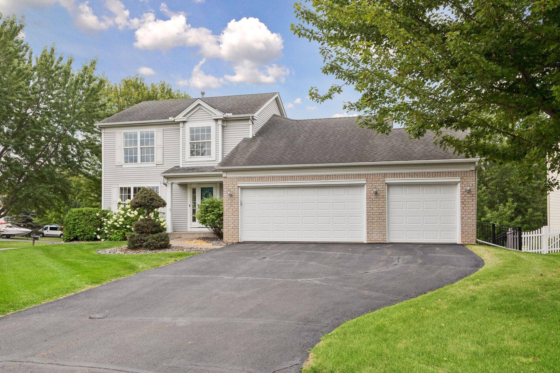 957 Lake Ridge Bay, Woodbury, MN 55129 No more scraping snow and ice off your car; enjoy parking in the 3 car attached garage!