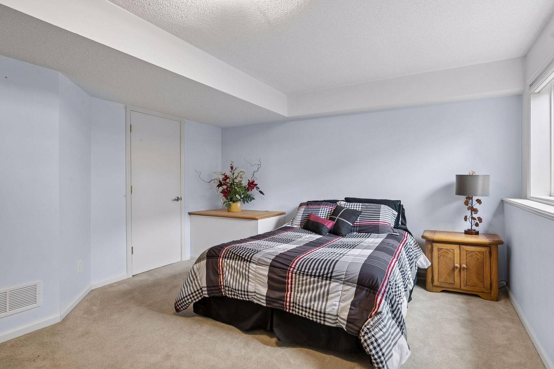957 Lake Ridge Bay, Woodbury, MN 55129 The lower level bedroom provides a comfortable and private space with carpet flooring, a walk in closet, overhead light and a bright double window.