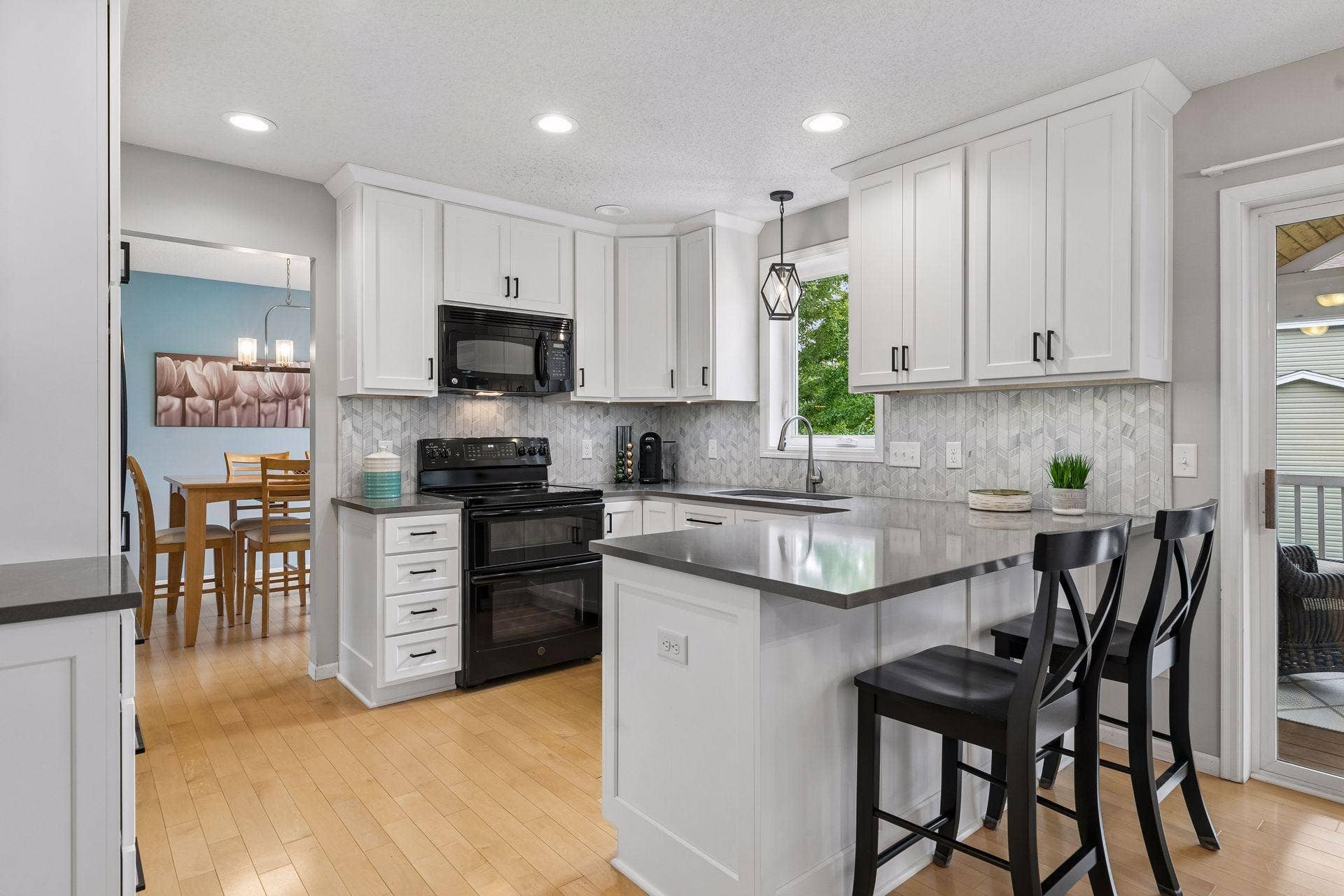 957 Lake Ridge Bay, Woodbury, MN 55129 Custom cabinetry, quartz countertops, recessed lights, abundant workspace, and a breakfast bar come together in this beautifully renovated kitchen.