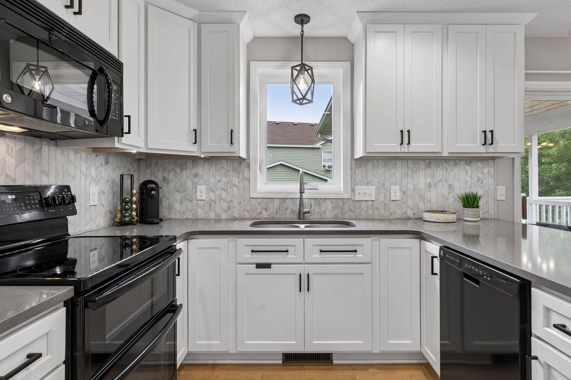957 Lake Ridge Bay, Woodbury, MN 55129 Thoughtful details shine throughout the kitchen, from the stylish pendant light over the double sink to the tile backsplash and double oven.