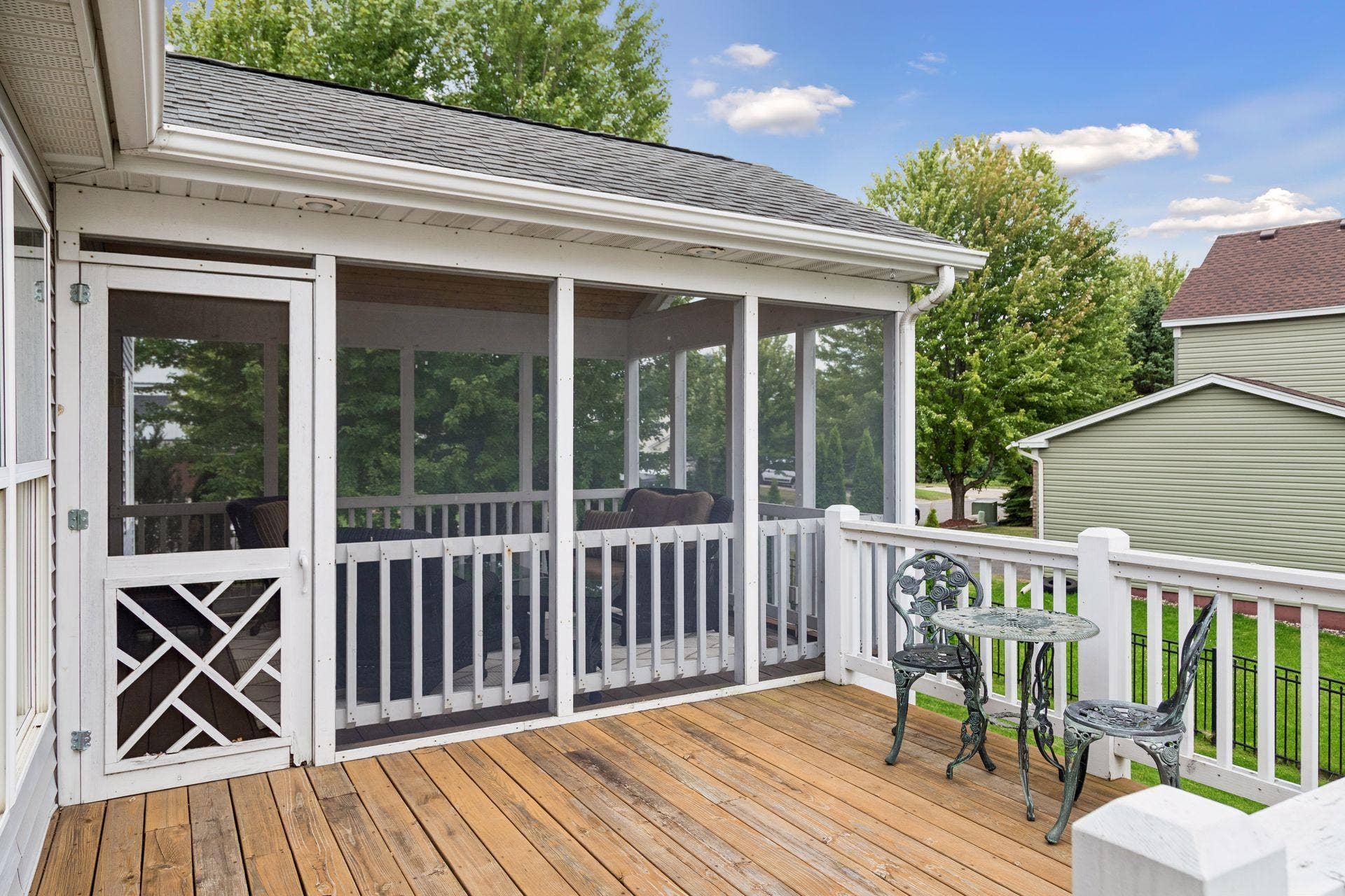 957 Lake Ridge Bay, Woodbury, MN 55129 Outdoor living continues onto the spacious deck just off the screened in porch, providing additional room for dining, grilling, and entertaining.