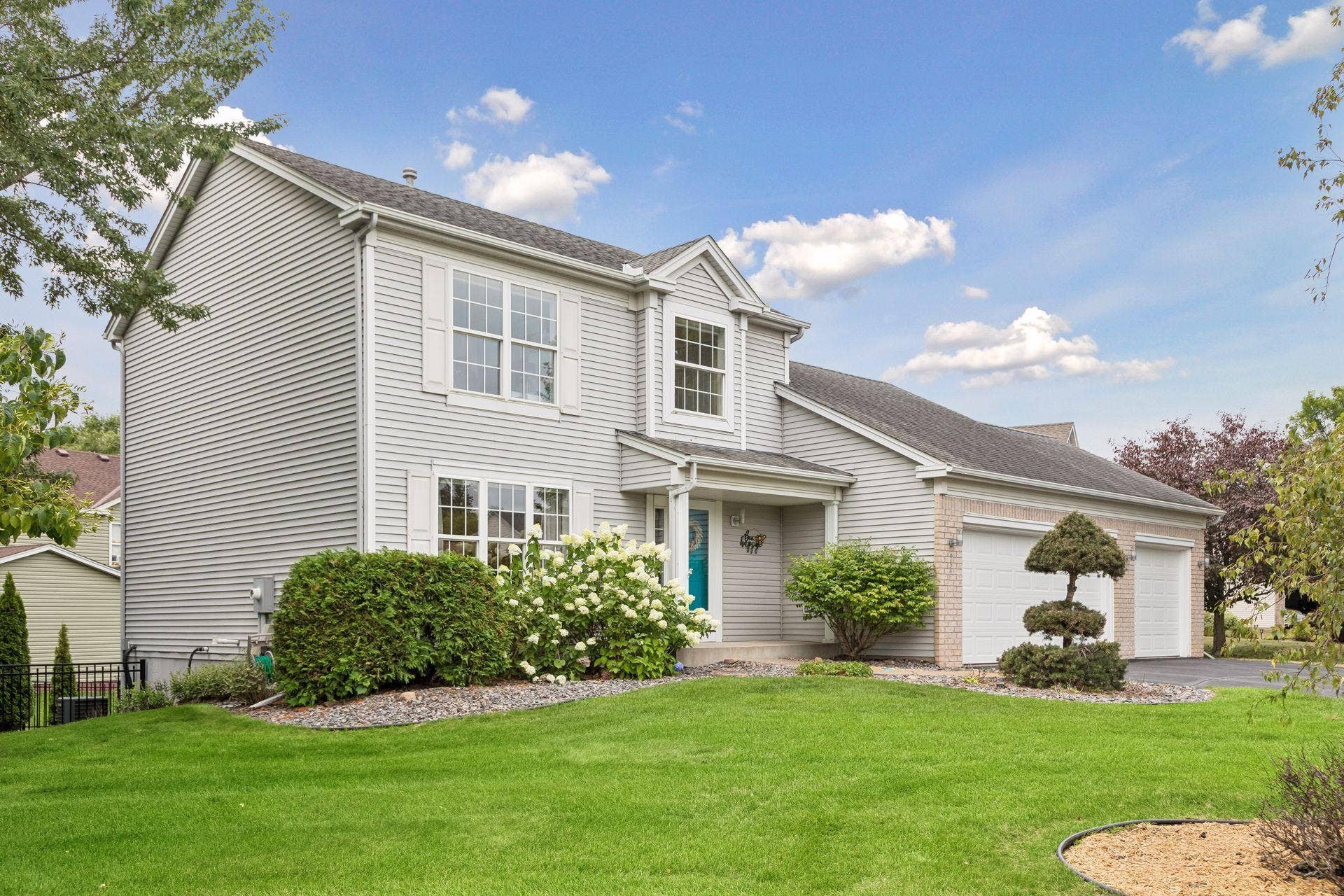 957 Lake Ridge Bay, Woodbury, MN 55129 Welcome home to 957 Lake Ridge Bay! A beautifully maintained two story home in the heart of Woodbury, with spacious living areas and thoughtful updates throughout.