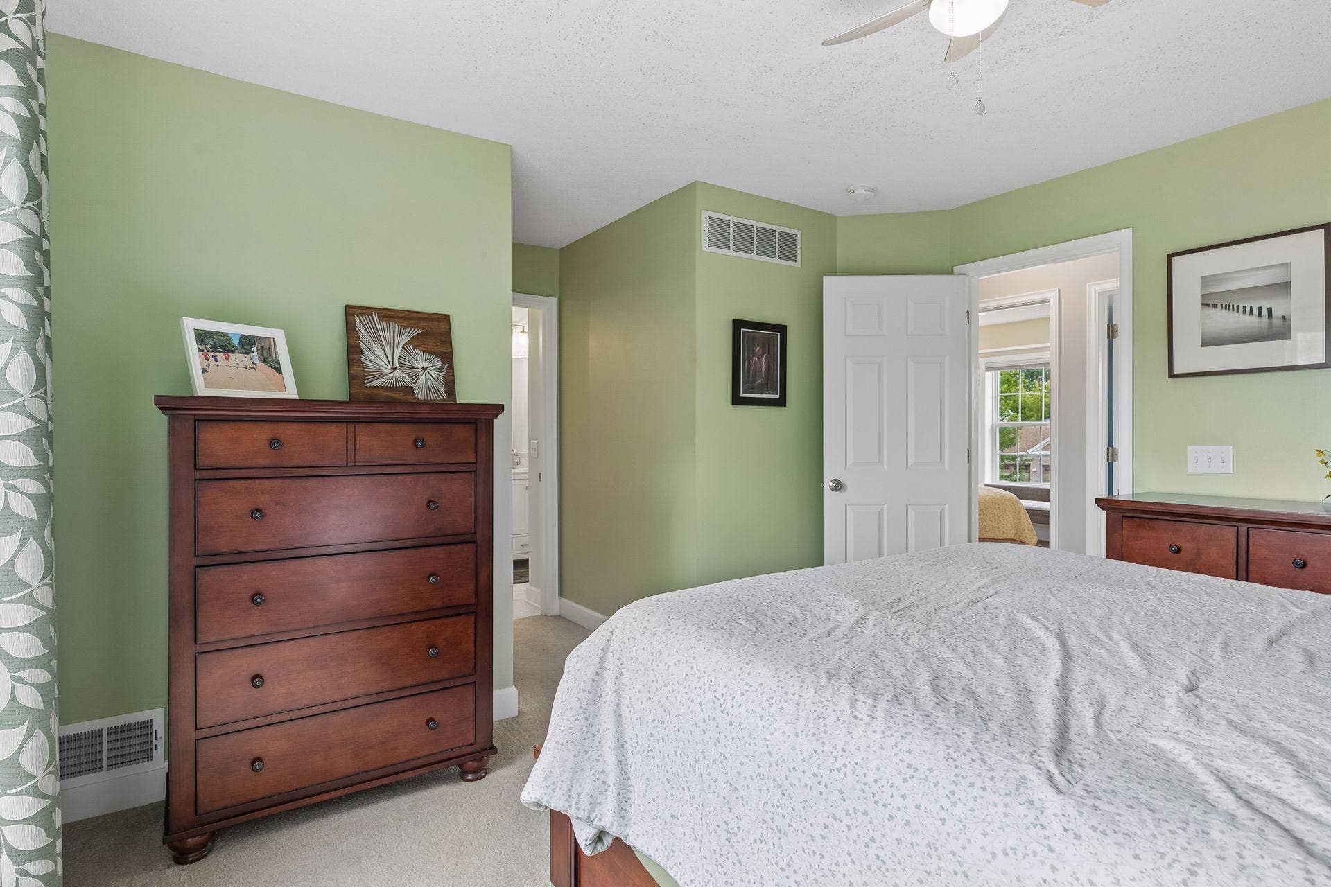 957 Lake Ridge Bay, Woodbury, MN 55129 A generous walk in closet and private 3/4 bath complete this primary suite.