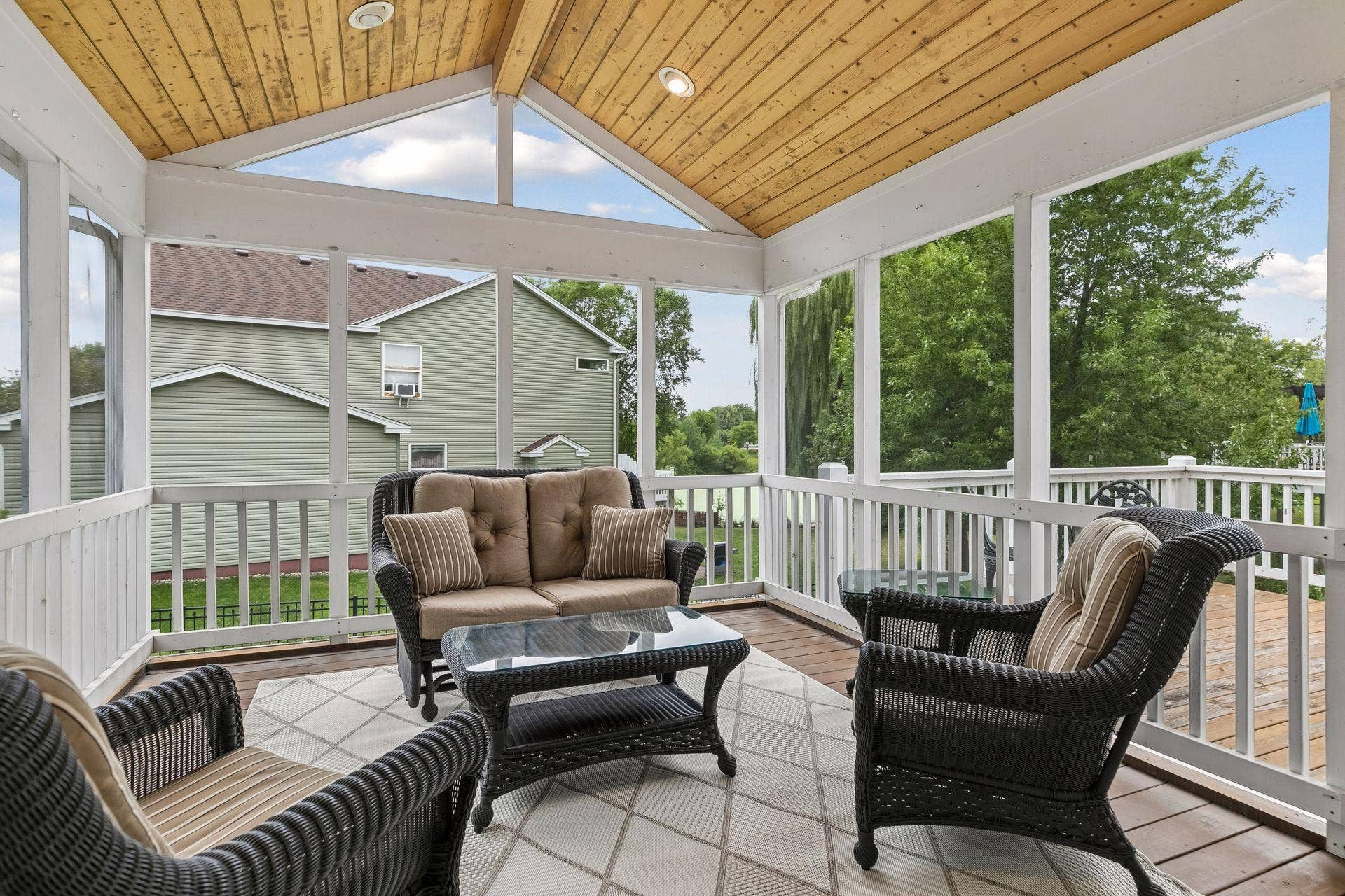 957 Lake Ridge Bay, Woodbury, MN 55129 Bring your morning coffee, evening beverages, or weekend gatherings to the screened in porch and enjoy the outdoors, mosquito free! Electrical hookup ready to add a ceiling fan or more lights.