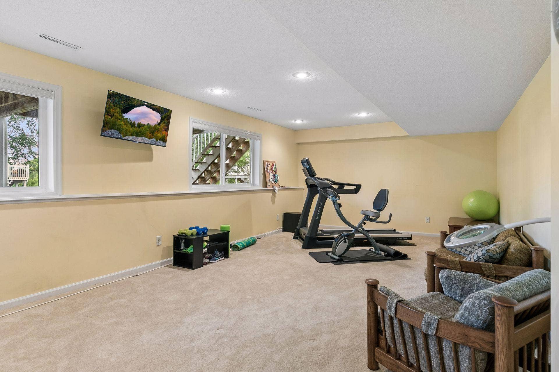 957 Lake Ridge Bay, Woodbury, MN 55129 The generous lower level recreation room provides plenty of space to gather, exercise or entertain, with four garden level windows, carpet flooring, and recessed lighting.