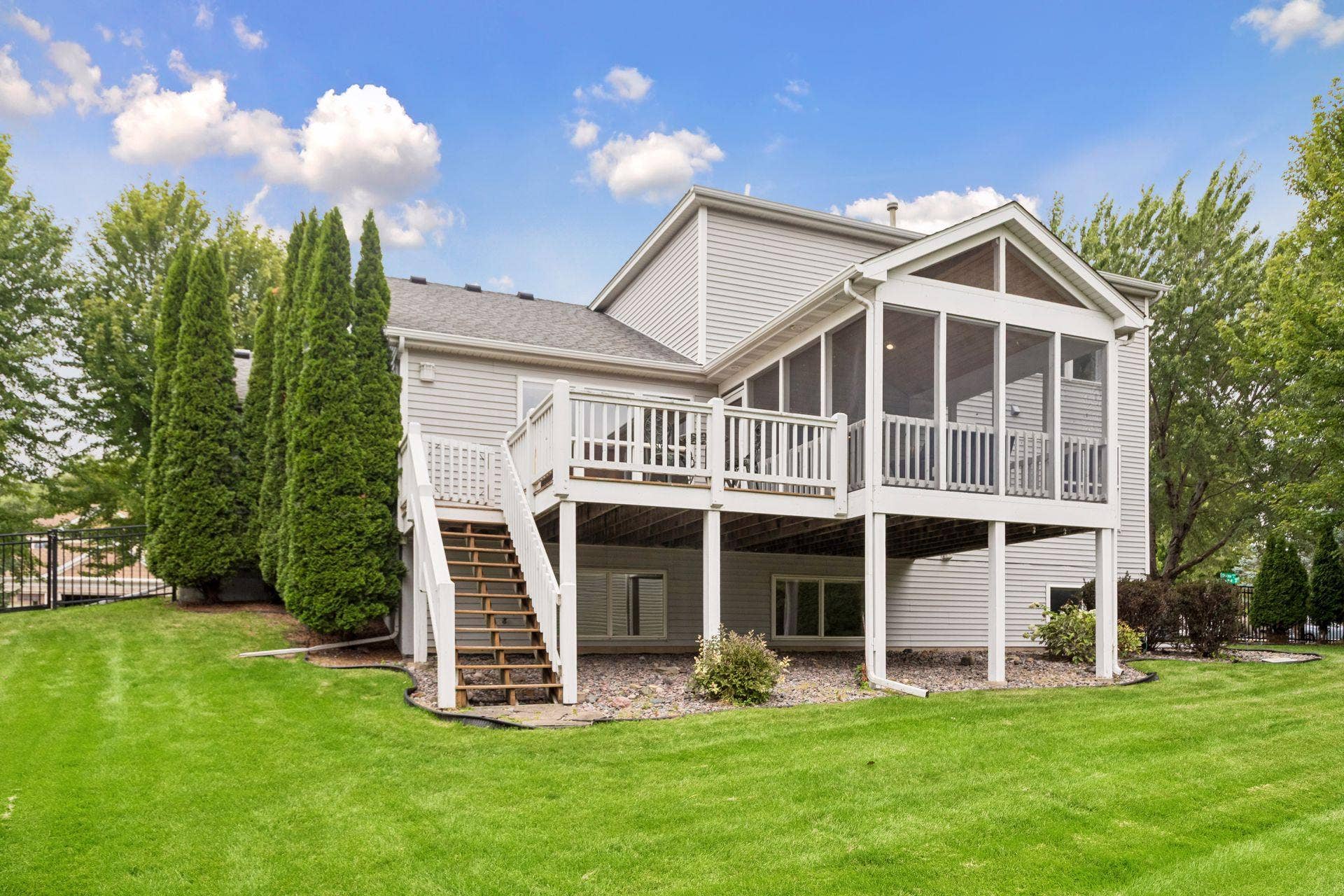 957 Lake Ridge Bay, Woodbury, MN 55129 Room to relax, play, and enjoy the outdoors awaits in the fully fenced backyard, with a 5-zone irrigation system helping keep the entire yard lush and maintained.