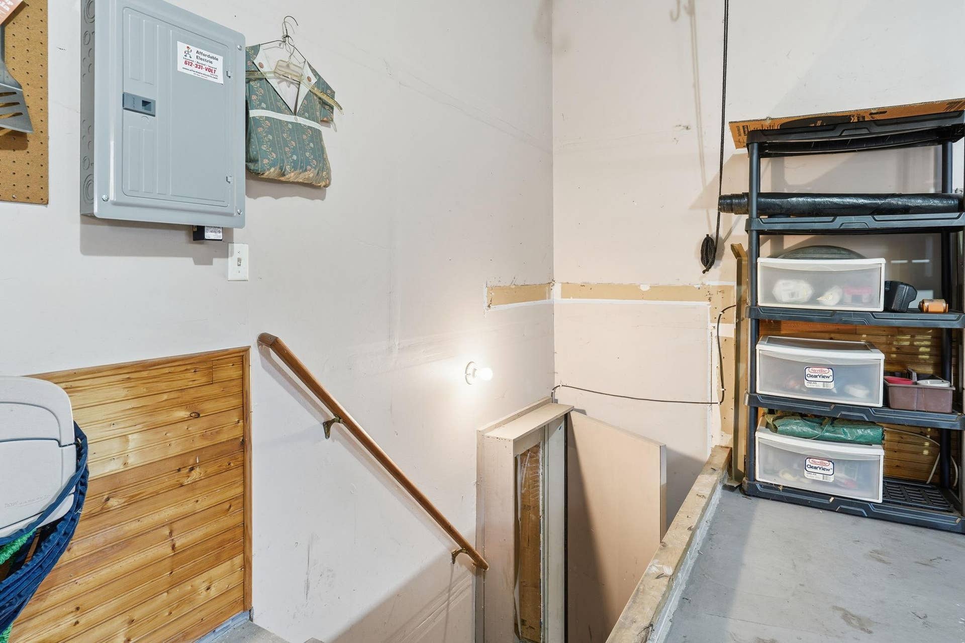 Access to 1,232 square feet of dry storage