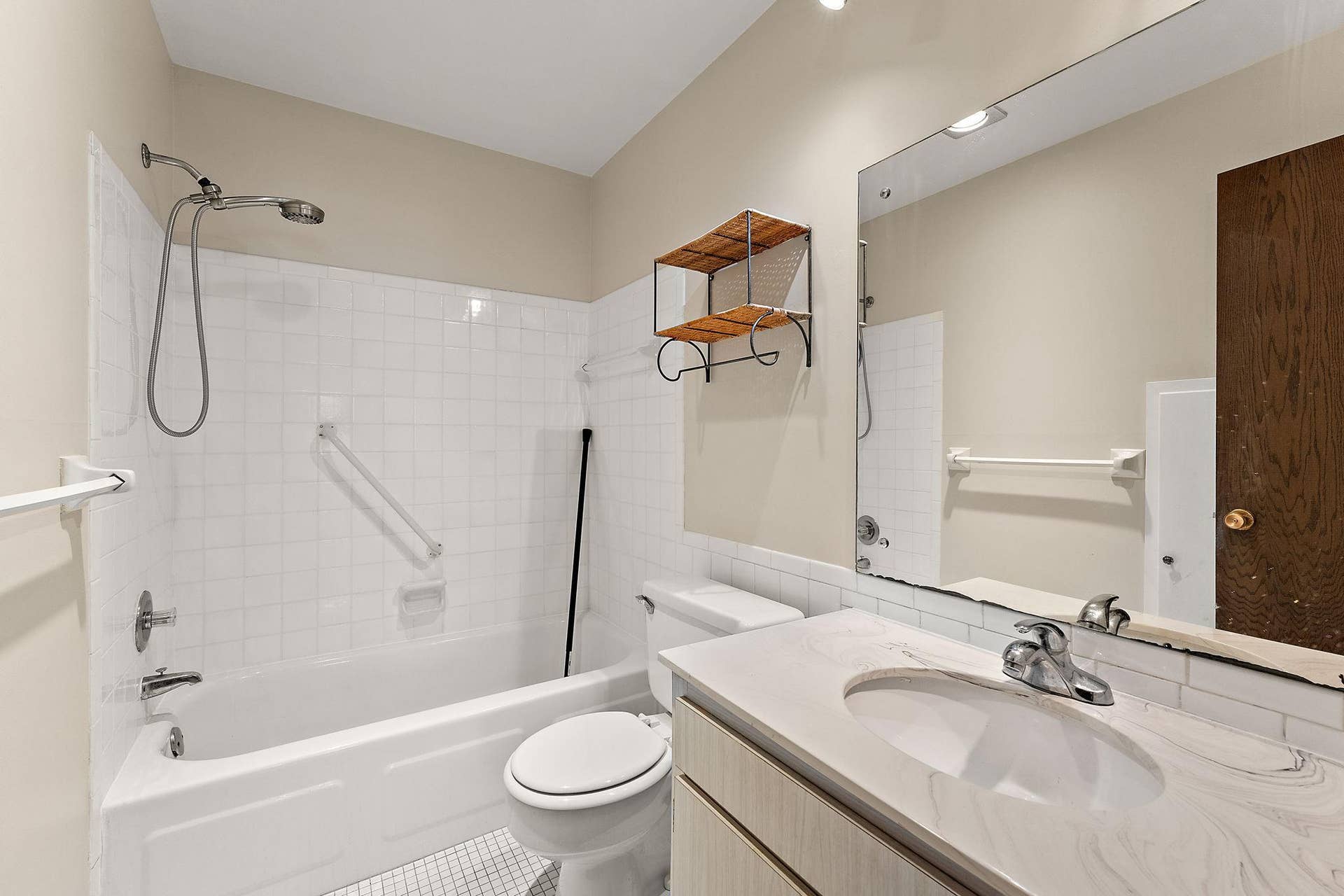 4100 Parklawn Avenue, #318, Edina, MN 55435 Bathroom