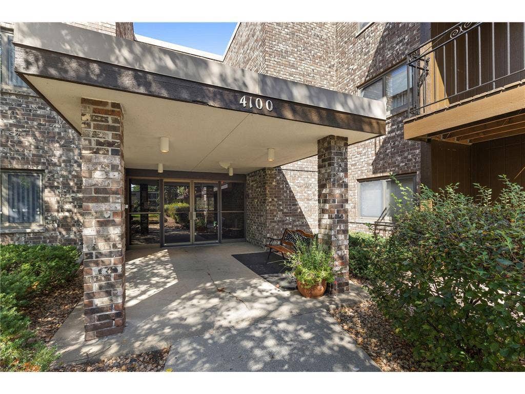 4100 Parklawn Avenue, #318, Edina, MN 55435 4100 Parklawn Avenue, #318, Edina, MN 55435