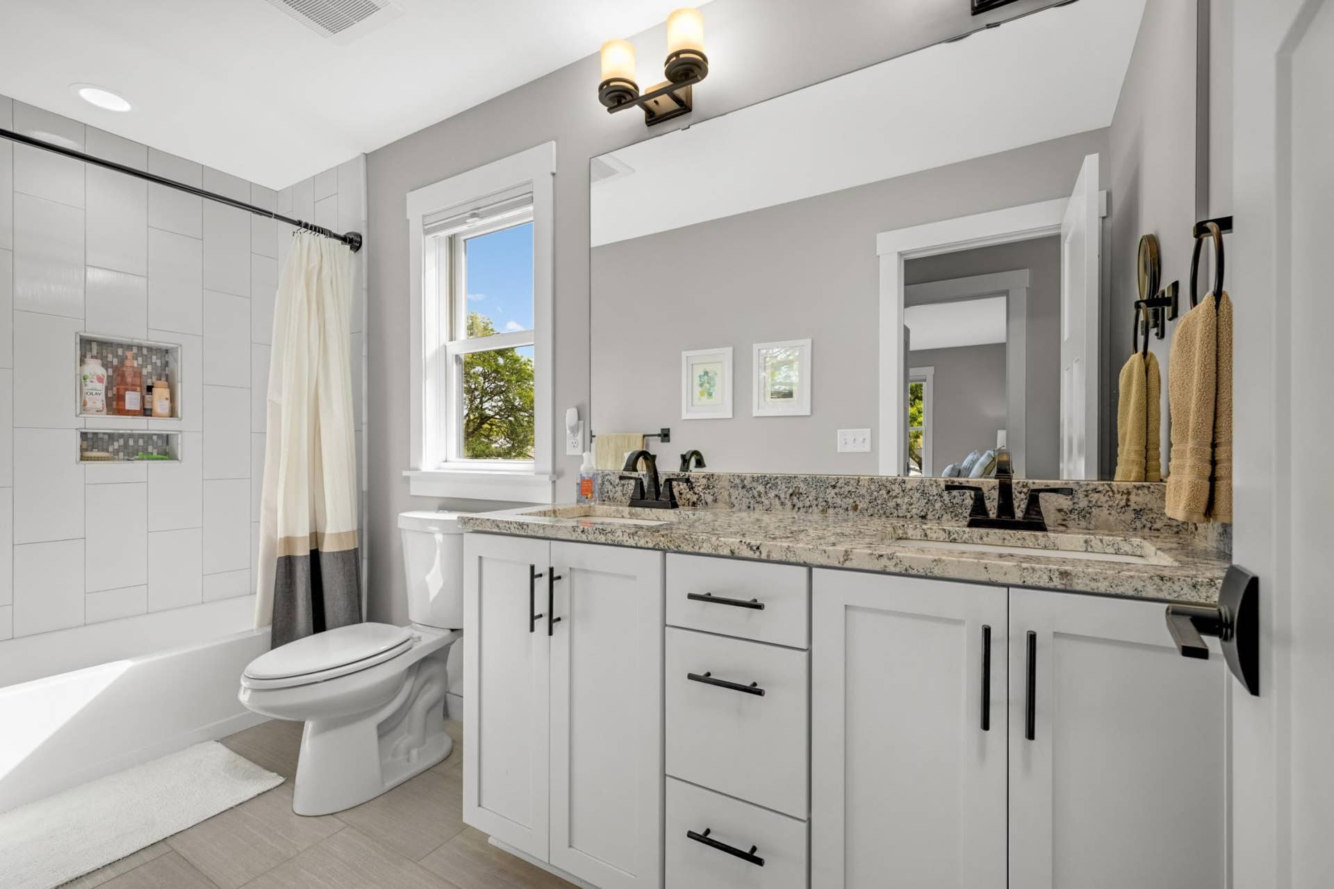 3105 44th Avenue S, 15, Minneapolis, MN 55406 Upper level full bathroom