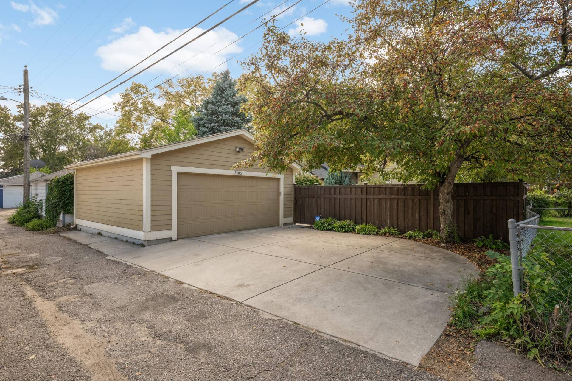 3105 44th Avenue S, 15, Minneapolis, MN 55406 Garage with a concrete driveway