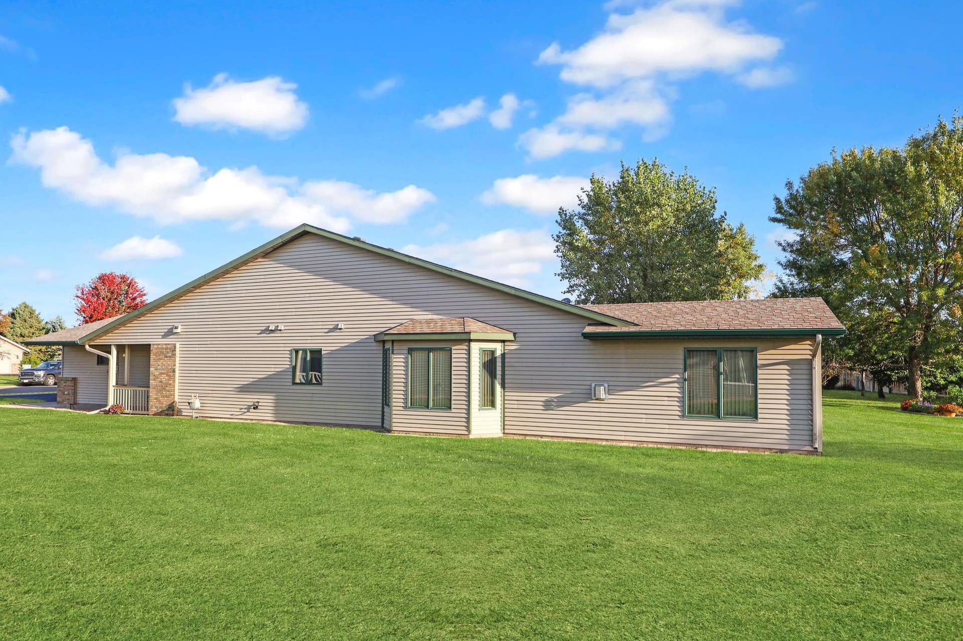 Spacious side yard-association maintained.