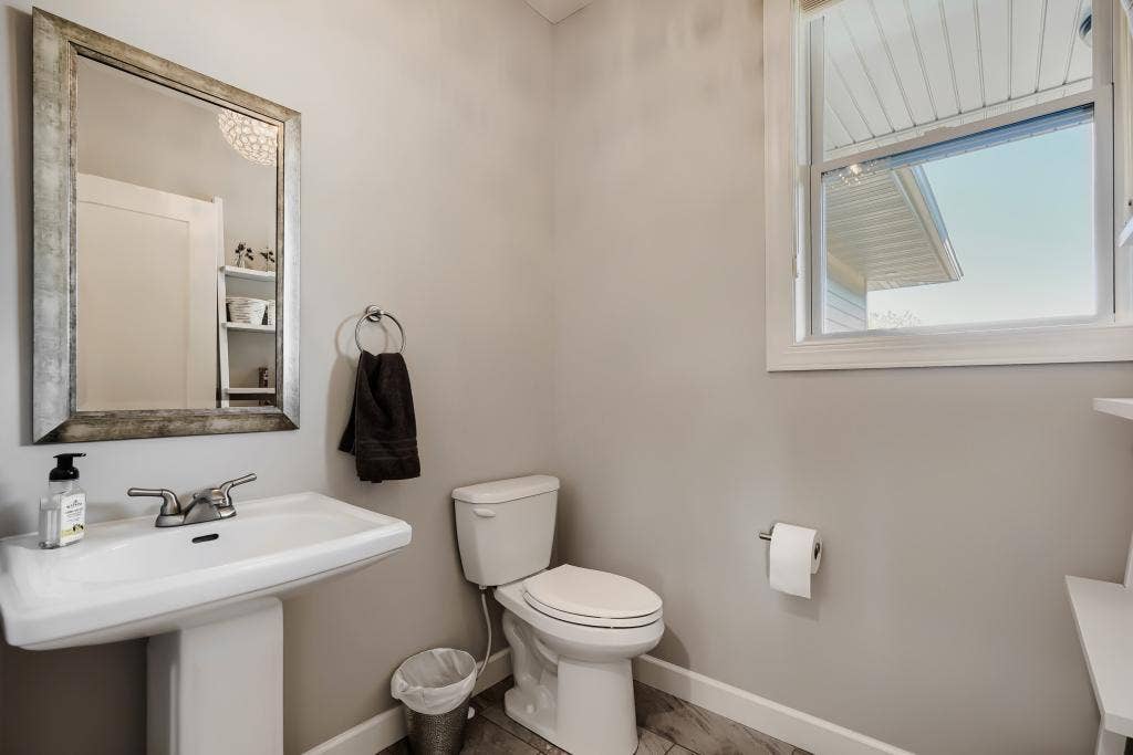 5915 Edgewater Dr - MLS Sized - 017 - 17 Powder Room.jpg