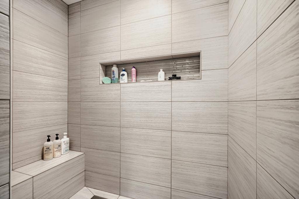 5915 Edgewater Dr - MLS Sized - 021 - 21 Primary Bathroom.jpg