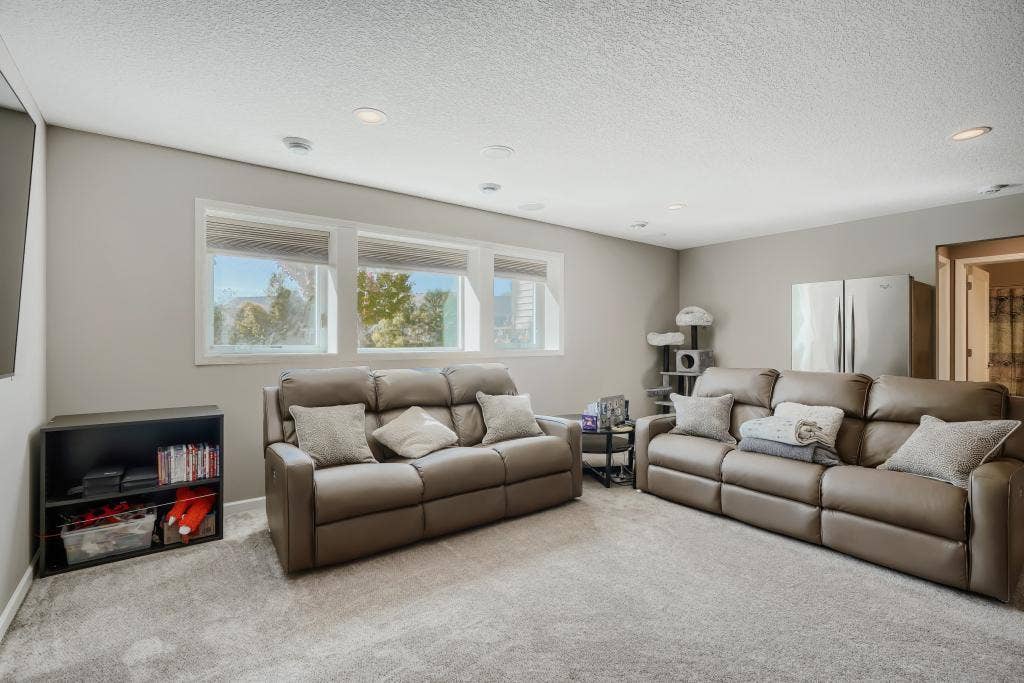 5915 Edgewater Dr - MLS Sized - 016 - 16 Family Room.jpg