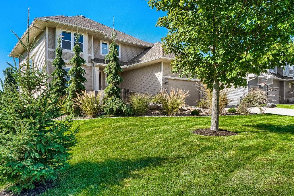 5915 Edgewater Dr - MLS Sized - 001 - 01 Exterior Front.jpg