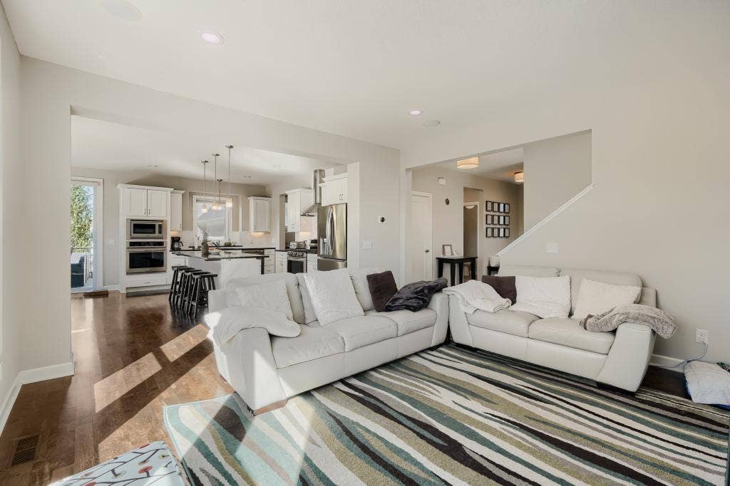 5915 Edgewater Dr - MLS Sized - 007 - 07 Living Room.jpg