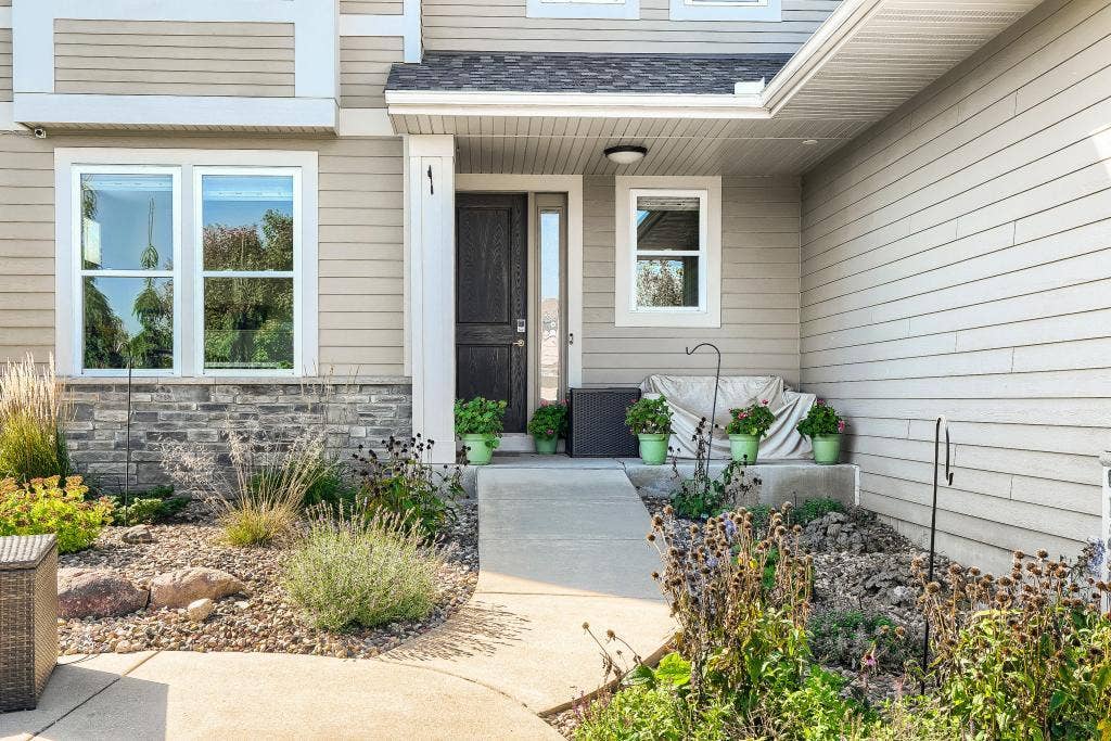 5915 Edgewater Dr - MLS Sized - 004 - 04 Exterior Front.jpg