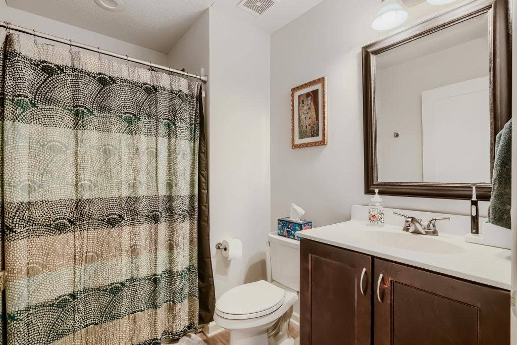 5915 Edgewater Dr - MLS Sized - 028 - 28 Bathroom.jpg
