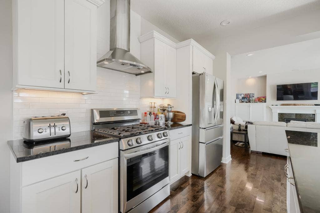 5915 Edgewater Dr - MLS Sized - 013 - 13 Kitchen.jpg