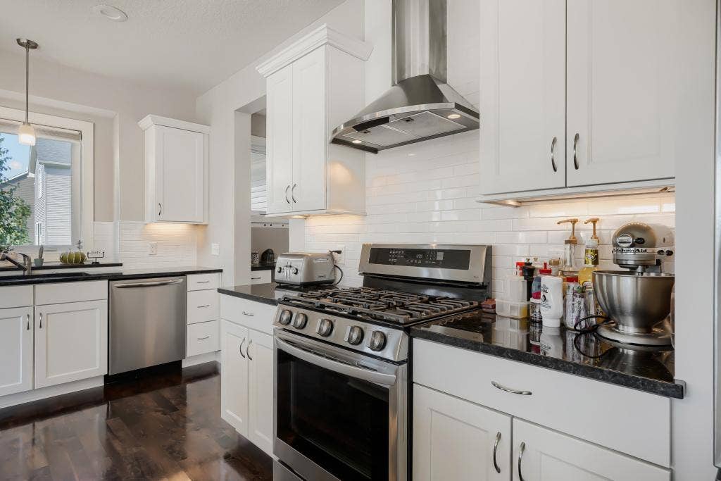 5915 Edgewater Dr - MLS Sized - 011 - 11 Kitchen.jpg