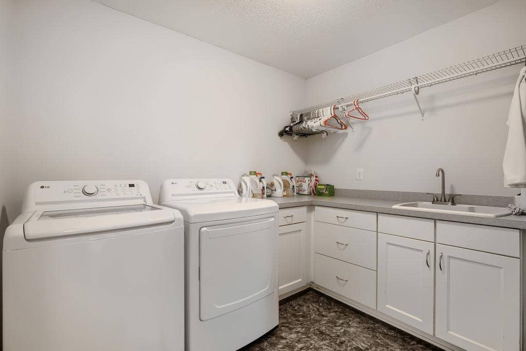 5915 Edgewater Dr - MLS Sized - 029 - 29 Laundry Room.jpg