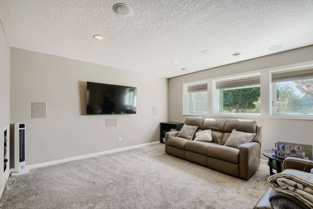 5915 Edgewater Dr - MLS Sized - 015 - 15 Family Room.jpg