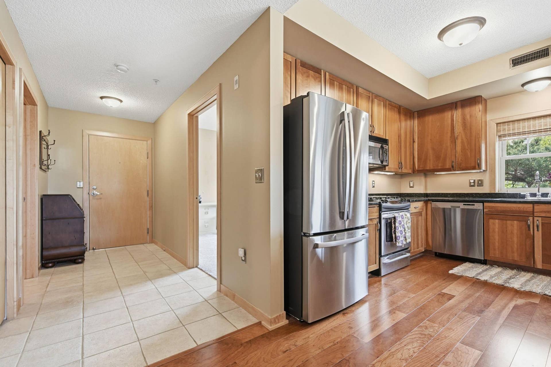 Entry/kitchen