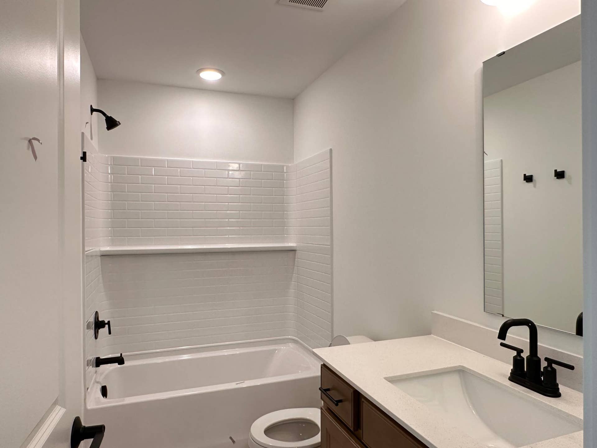 1652 Lund Way, Shakopee, MN 55379 Shared Hall Bath