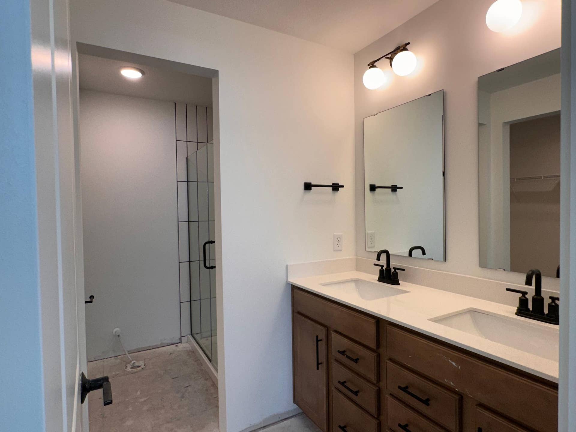 1652 Lund Way, Shakopee, MN 55379 En Suite Bath- Tiled Shower/ Frameless Glass Door
