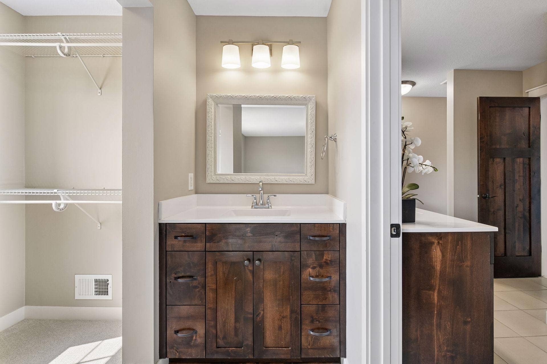 2444 Woods Drive, Victoria, MN 55386 Upper level Full Jack & Jill ensuite.