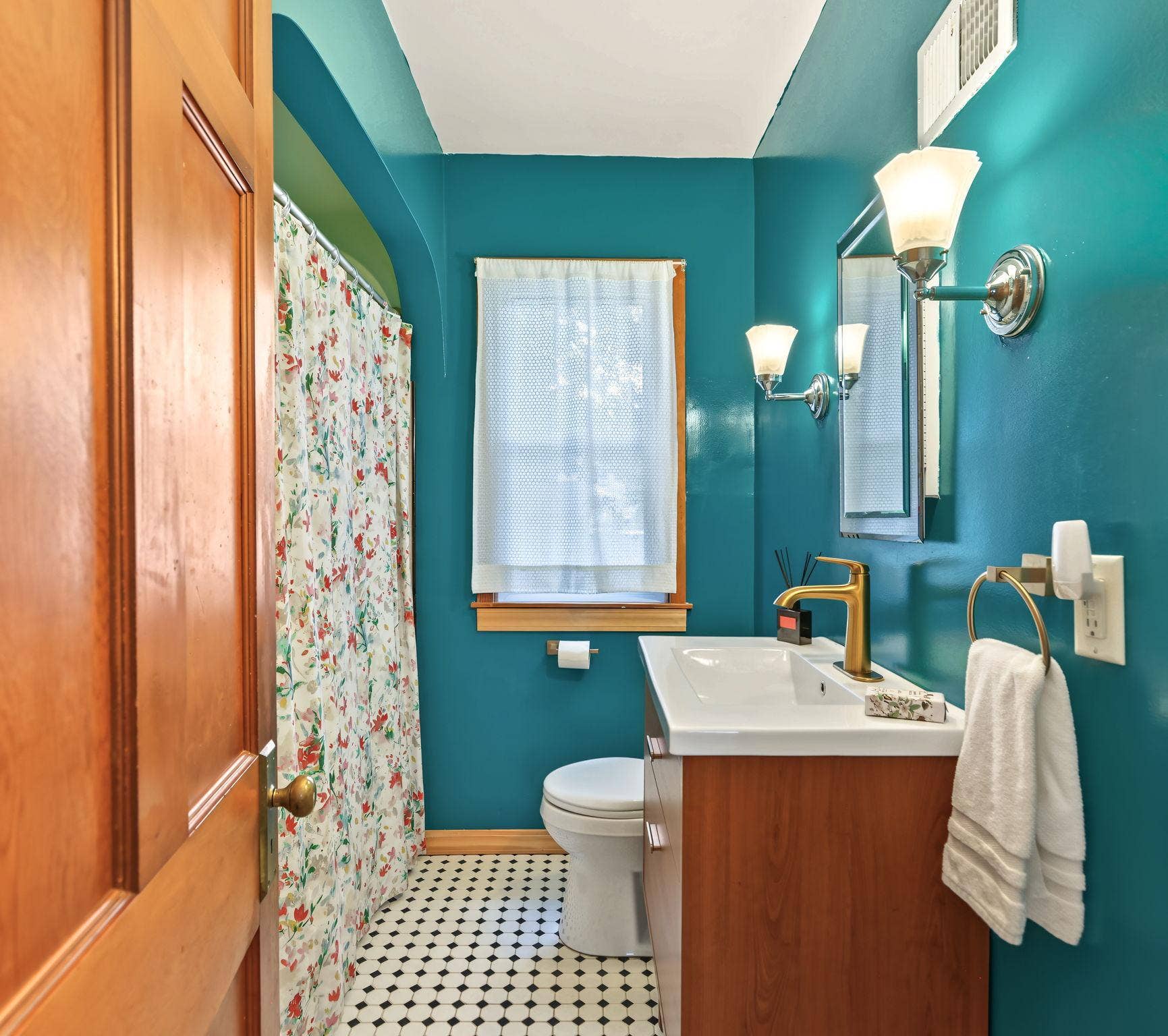 4018 Monroe Street NE, Columbia Heights, MN 55421 Recently renovated main level full bath
