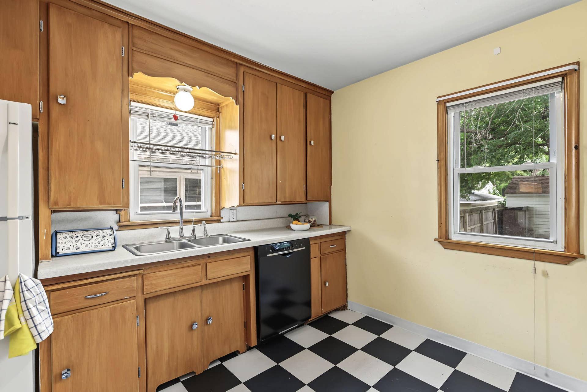 4018 Monroe Street NE, Columbia Heights, MN 55421 No vintage kitchen would be complete without a light above the sink