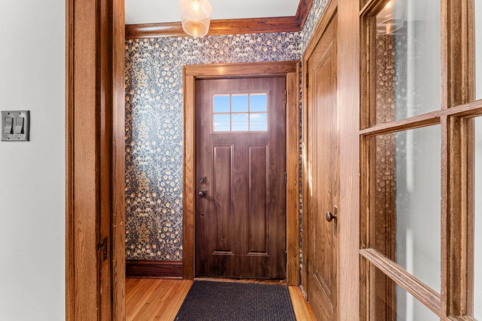 14 - entry door shut -8.jpg