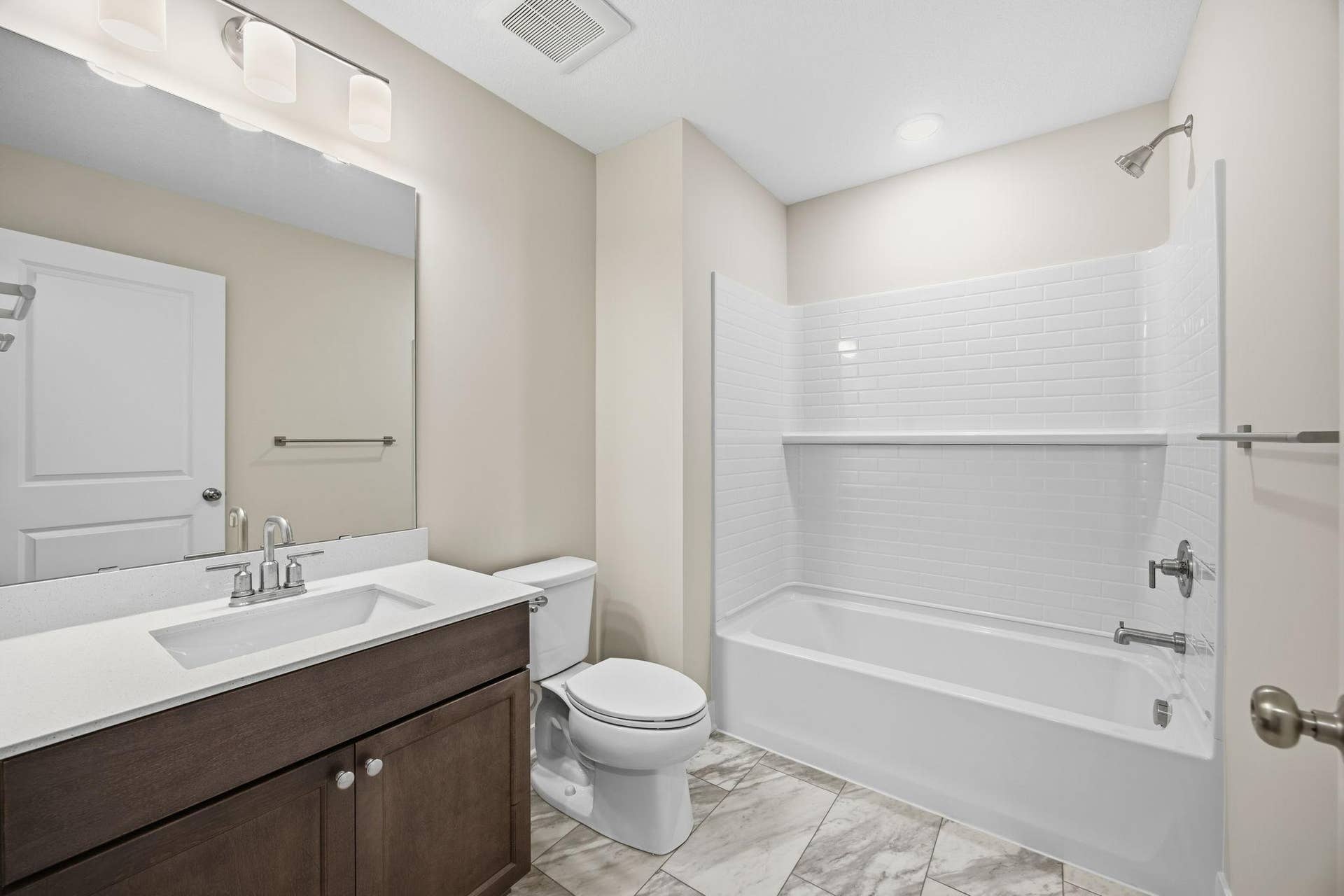 2399 Laurie Court W, Roseville, MN 55113 Upper-Level Full Bathroom Serving the Secondary Bedrooms